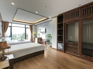 Minibar, escritorio, espacio para trabajar con un portátil