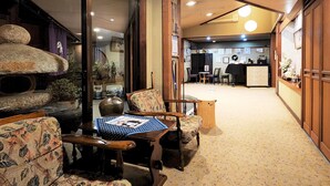 Un interior japonès tradicional amb tatamis, una taquilla d'entrada i una zona de menjador.