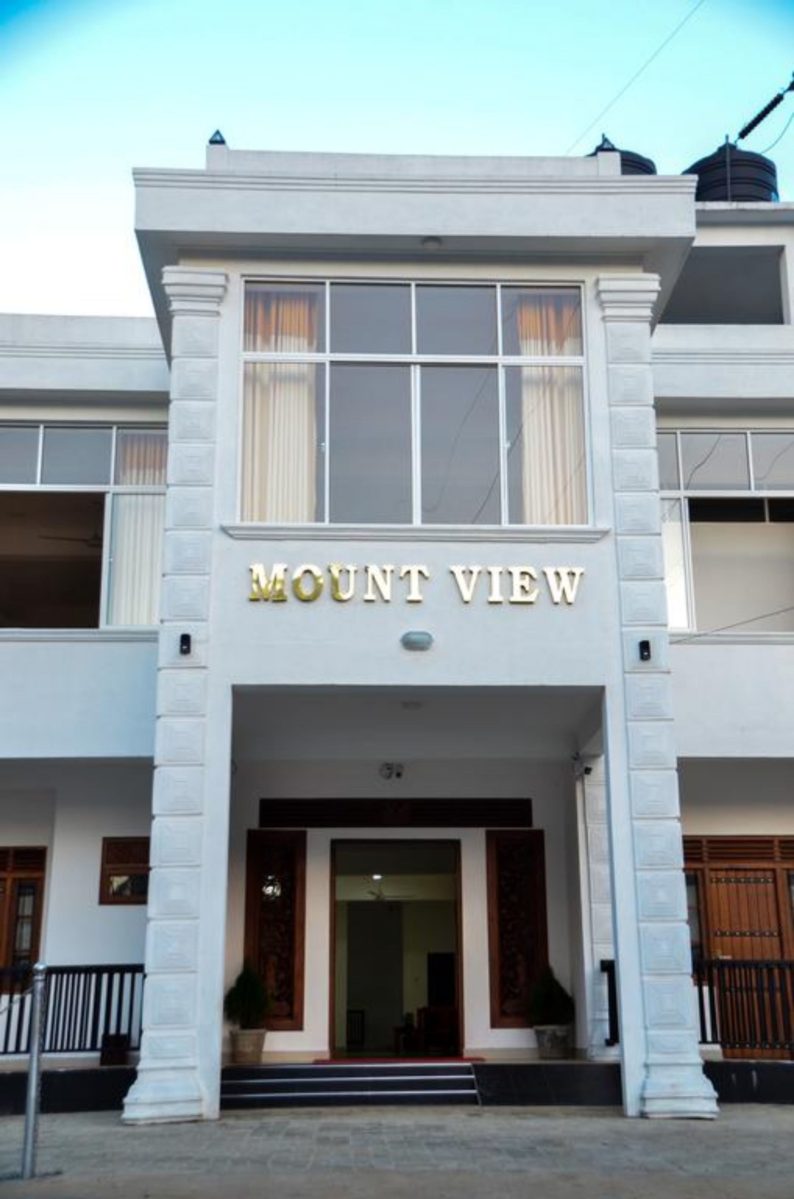En byggnad med en skylt där det står ”MOUNT VIEW”.