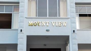 En byggnad med en skylt där det står ”MOUNT VIEW”.