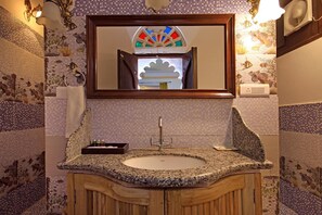 Shower, free toiletries