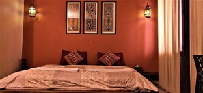 Chambre supérieure double, balcon | Coffre-fort, système d’insonorisation, accès au Wi-Fi (inclus)