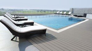 Una piscina techada, una piscina en la azotea