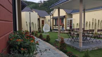 Breakfast, lunch, dinner served; Vietnamese cuisine