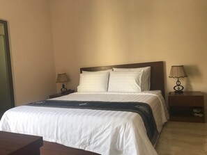 Minibar, escritorio y wifi gratis 