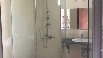 Suihku, ilmaiset hygieniatuotteet, tohvelit, pyyhkeet