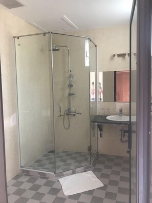 Shower, free toiletries, slippers, towels - Aloha Binh Tien (Thuan Bac)