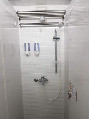 Shower, hair dryer, slippers, towels - Checheng Backpackers Hostel (Checheng)
