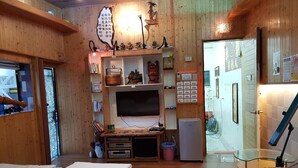 セーフティボックス (室内)、デスク、防音設備、WiFi (無料)