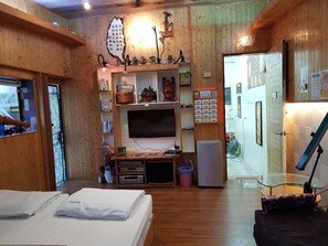 1 kamar tidur, brankas, meja kerja, dan kedap suara
