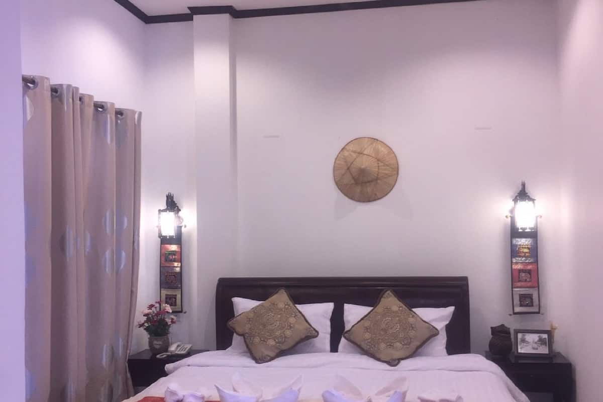 VIP Room | Minibar, in-room safe, blackout curtains, soundproofing