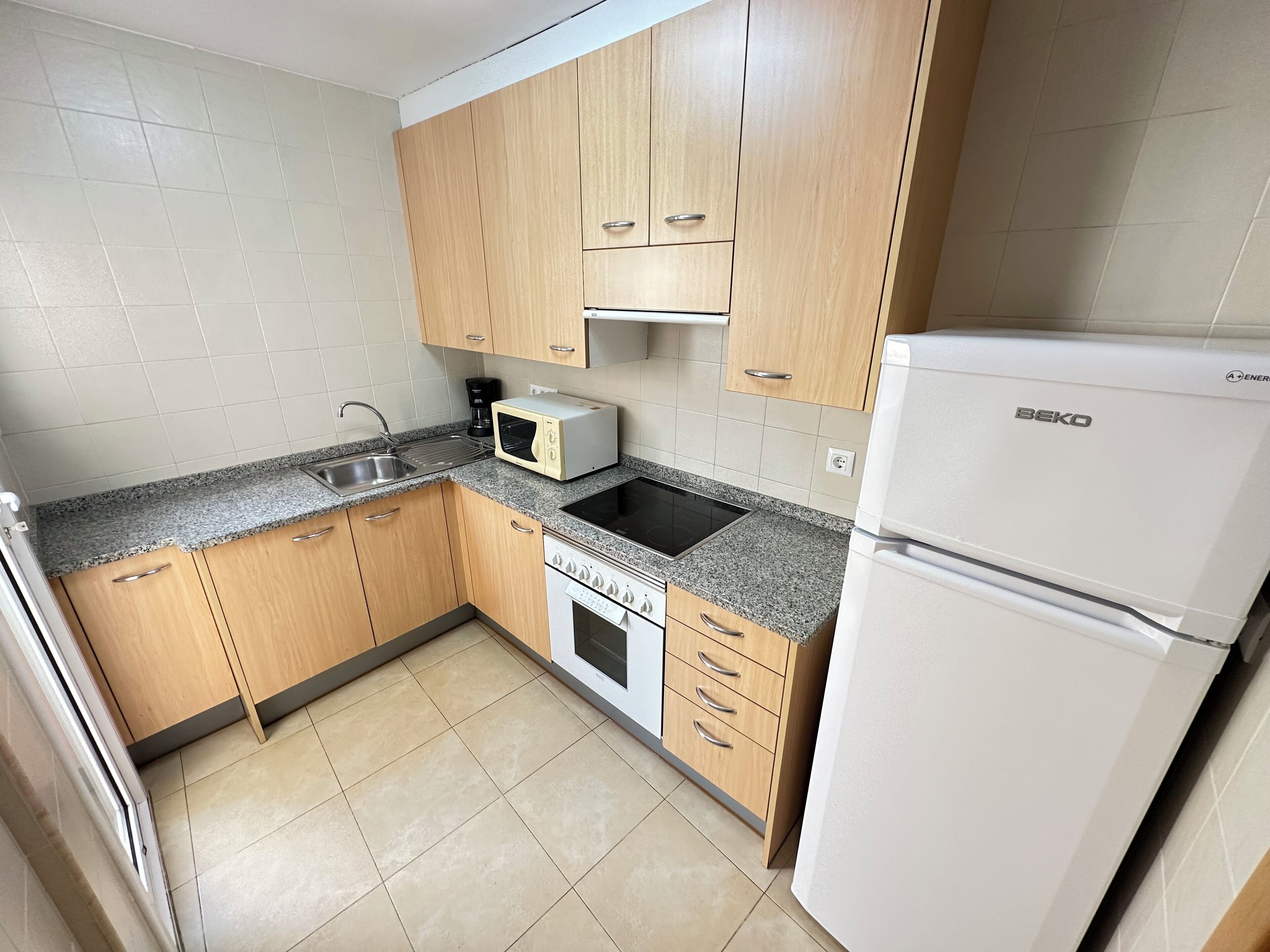 Een koelkast, een magnetron, een oven, een koffiezetapparaat/waterkoker