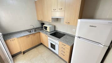 Een koelkast, een magnetron, een oven, een koffiezetapparaat/waterkoker