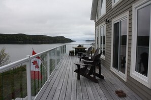 Outdoor dining - Spacious oceanfront vacation home located on the Bonavista Peninsula. (Princeton)