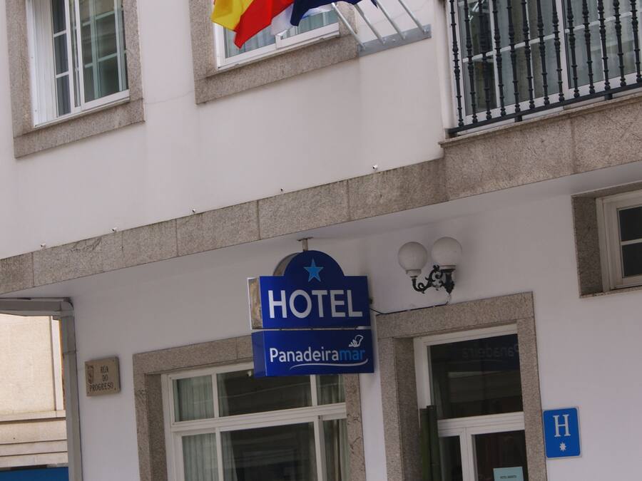 Un hotel con un letrero que dice "HOTEL Panadeira".