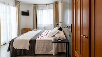 Superior Double Room, 1 Double or 2 Twin Beds, Balcony | Desk, free cribs/infant beds, rollaway beds, free WiFi