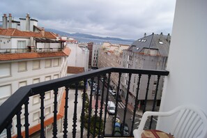 Quarto casal superior, 1 cama de casal ou 2 camas de solteiro, sacada | Escrivaninha, berços grátis, camas extras/dobráveis (sobretaxa)