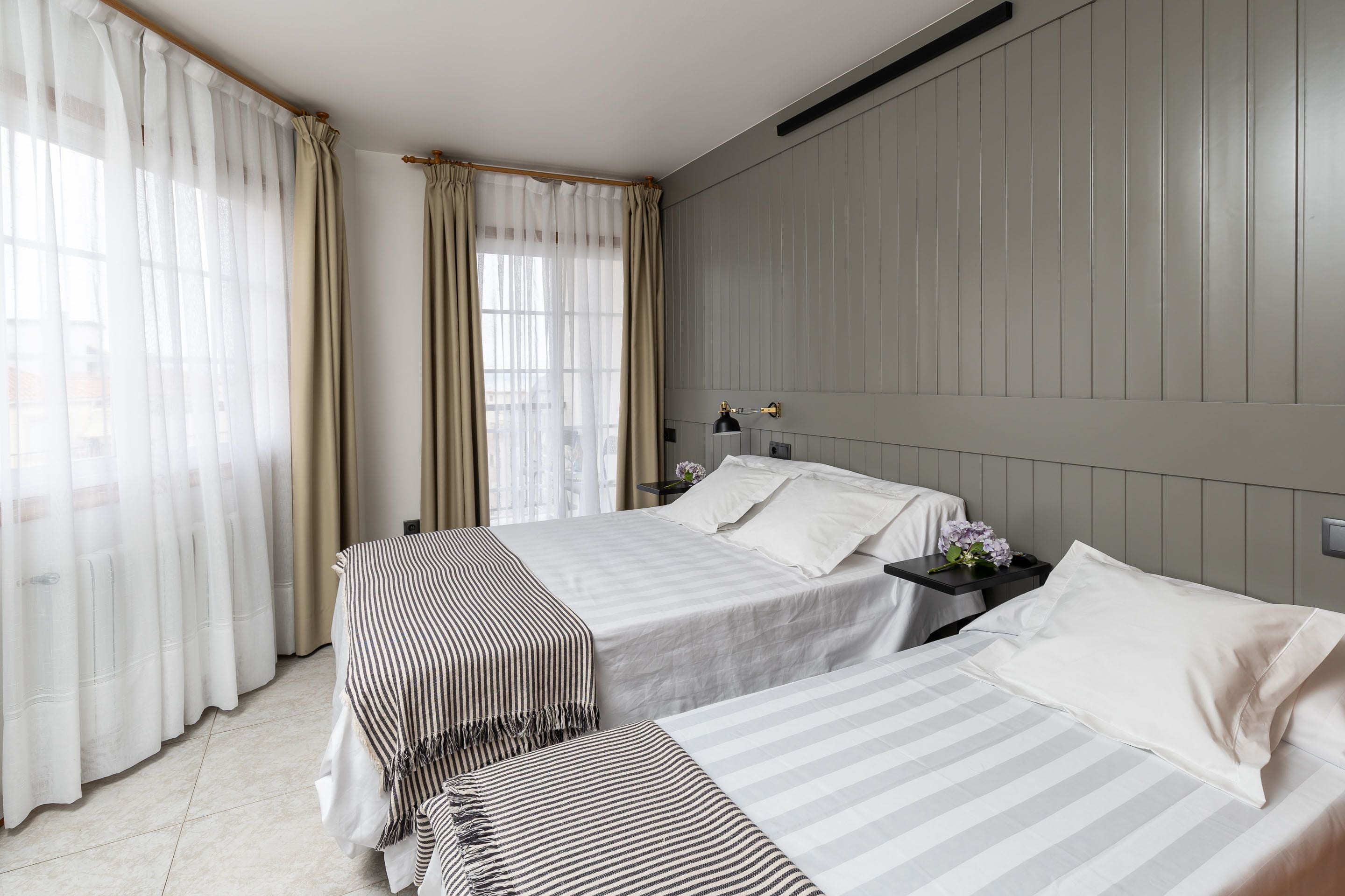 Kahden hengen superior-huone, 1 parisänky tai 2 yhden hengen sänkyä, parveke | Työpöytä, ilmaiset vauvansängyt, lisävuoteet, ilmainen Wi-Fi