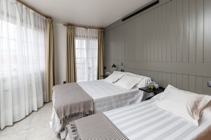 Habitación doble superior, 1 cama doble o 2 individuales, balcón | Escritorio, cunas gratuitas, camas supletorias y wifi gratis