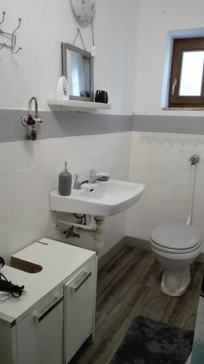 Classic Quadruple Room | Bathroom