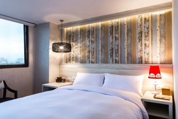 Literie de qualité supérieure, bureau, rideaux occultants