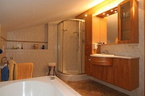 Dusche, Haartrockner, Handtücher