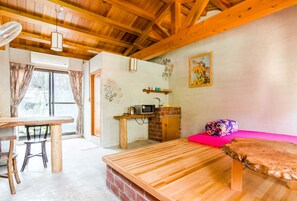 Escritorio, sistema de insonorización, wifi gratis y ropa de cama 