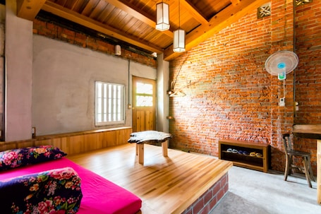 Escritorio, sistema de insonorización, wifi gratis y ropa de cama . Lungta B&B