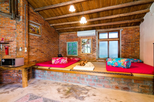 Escritorio, sistema de insonorización, wifi gratis y ropa de cama