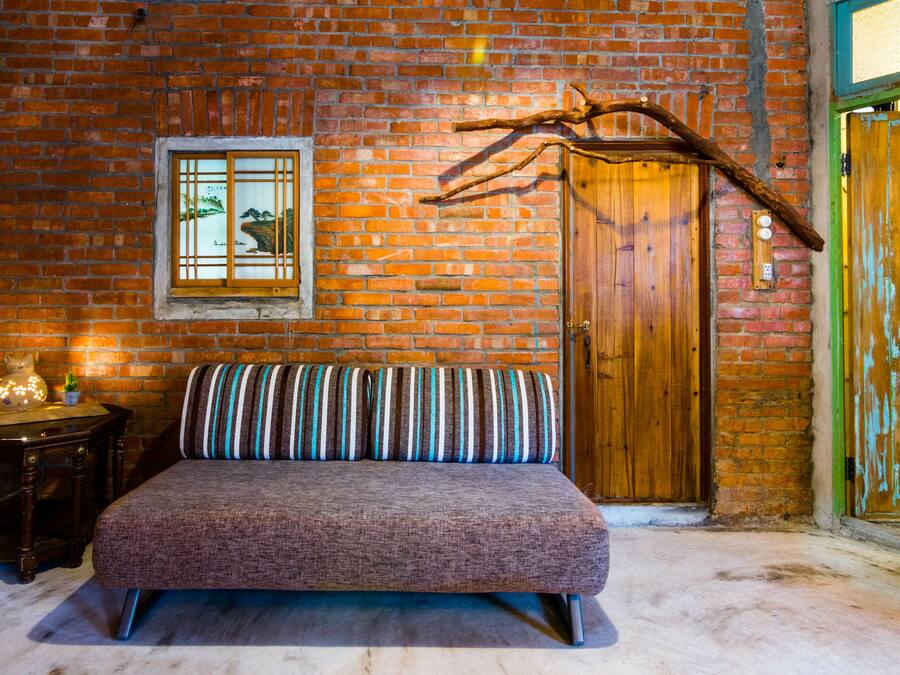 Desk, soundproofing, free WiFi, bed sheets