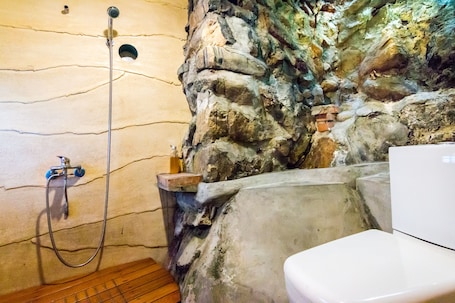 Quarto quádruplo com design assinado, 1 quarto, cozinha americana | Banheiro | Chuveiro, produtos de toalete grátis, secador de cabelo, chinelos. Lungta B&B