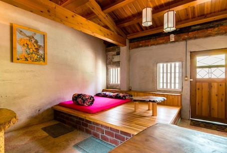 Escritorio, sistema de insonorización, wifi gratis y ropa de cama . Lungta B&B