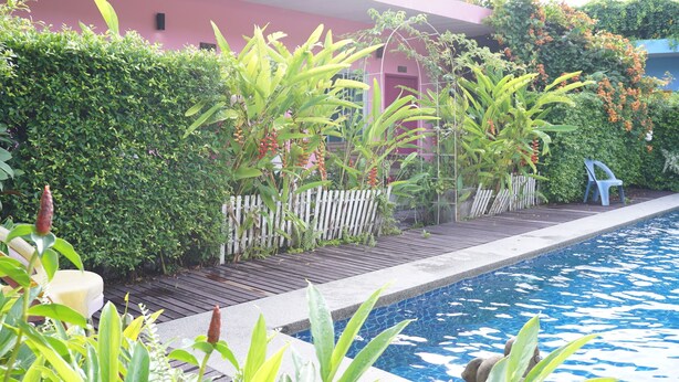 Una piscina al aire libre