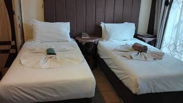 Dreibettzimmer | Individuell dekoriert, individuell eingerichtet, Schreibtisch