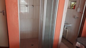 Habitación doble | Regadera en el baño
