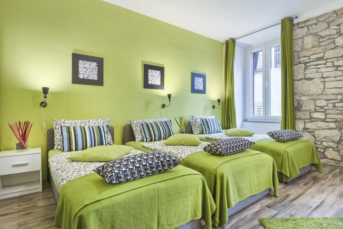 Standard Studio Suite, City View | Soundproofing, WiFi (free), bed sheets