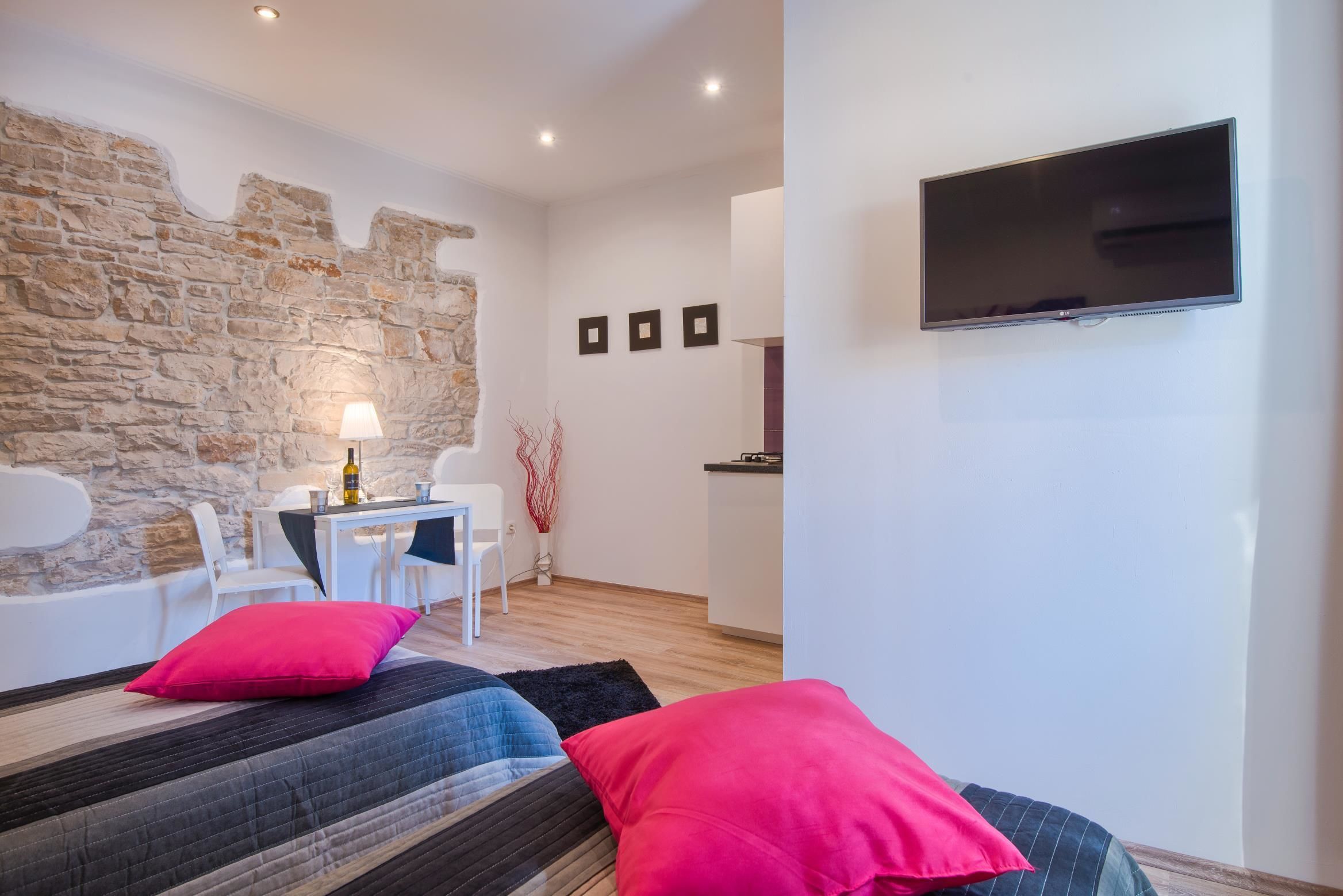 Photo - Top Center Rooms & Studio