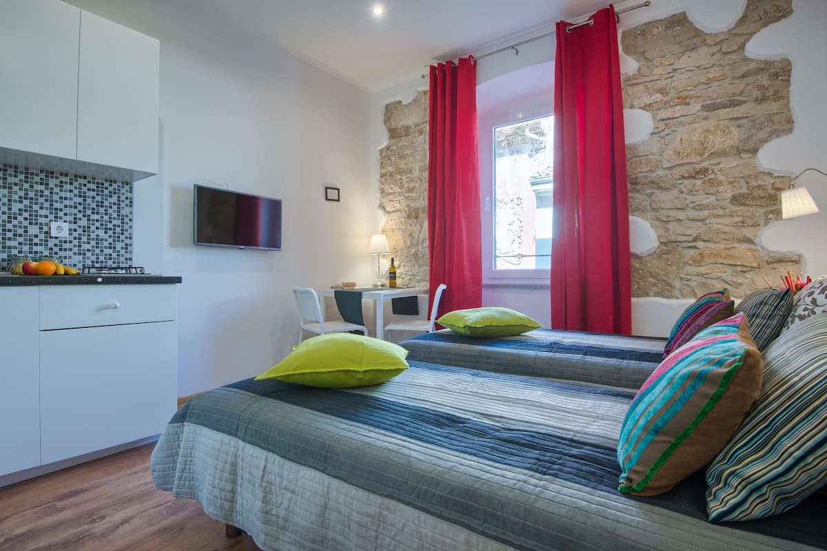 Studio (2 persons) | Soundproofing, WiFi (free), bed sheets