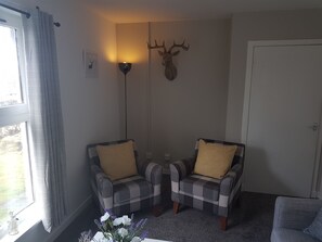 Mökki, 2 makuuhuonetta | Olohuone | Taulutelevisio