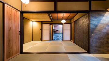 2 bedrooms, Egyptian cotton sheets, premium bedding, down comforters