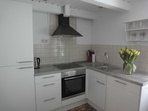 Kühlschrank, Ofen, Geschirrspüler, Wasserkocher mit Kaffee-/Teezubehör