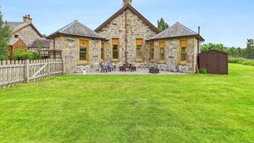 Cottage, 2 Bedrooms | 2 bedrooms, Egyptian cotton sheets, premium bedding, blackout drapes