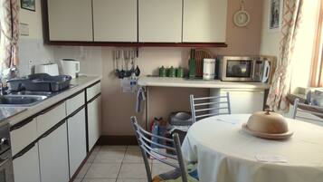 Cottage, 2 Bedrooms | Private kitchen | Fridge, microwave, oven, stovetop