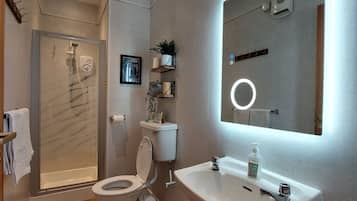 Cottage, 2 Bedrooms | Bathroom | Hair dryer, towels