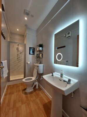 Cottage, 2 Bedrooms | Bathroom | Hair dryer, towels - Shetland Cottage (Kingussie)