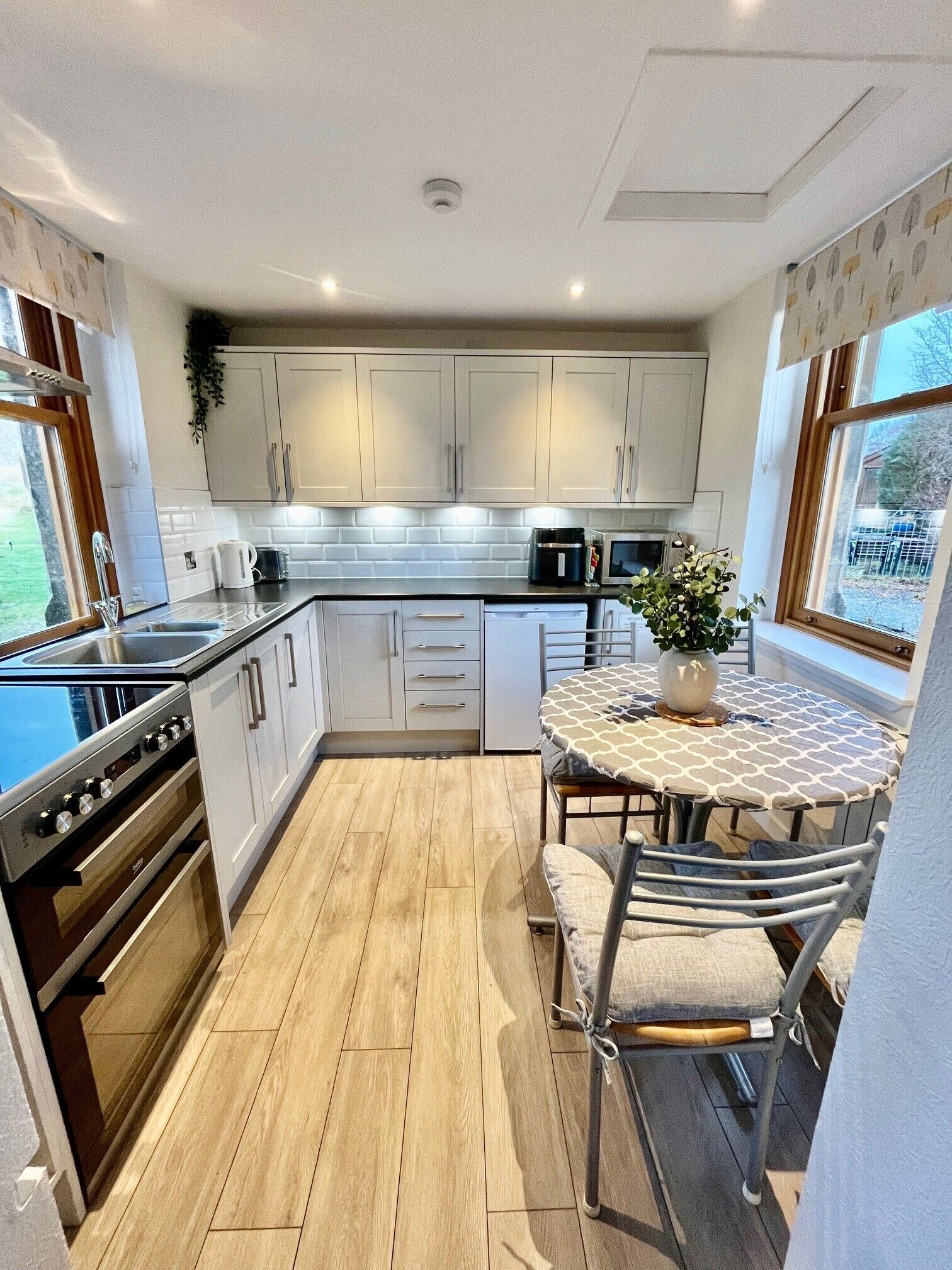 Cottage, 2 Bedrooms | Private kitchen | Fridge, microwave, oven, electric kettle