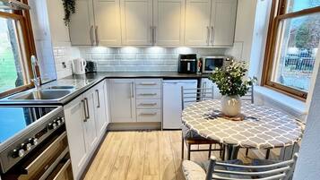 Cottage, 2 Bedrooms | Private kitchen | Fridge, microwave, oven, electric kettle