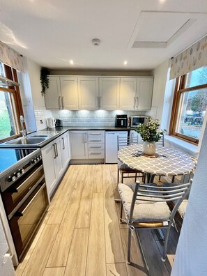 Cottage, 2 Bedrooms | Private kitchen