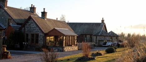 Fachada de la propiedad por la tarde o noche