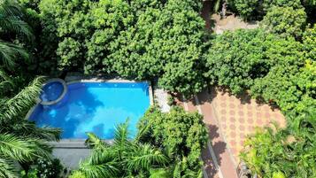 Vista frontal de la propiedad